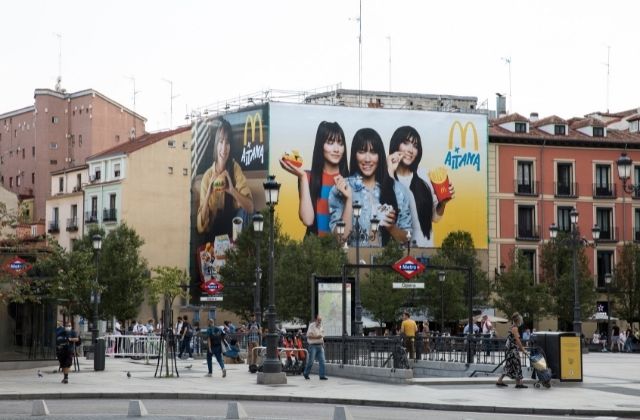 lona en Madrid de la campaña McDonaldsxAitana