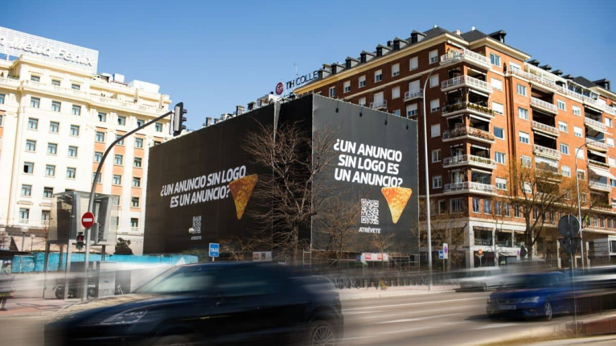 Doritos reivindica su triángulo con una lona gigante en Madrid