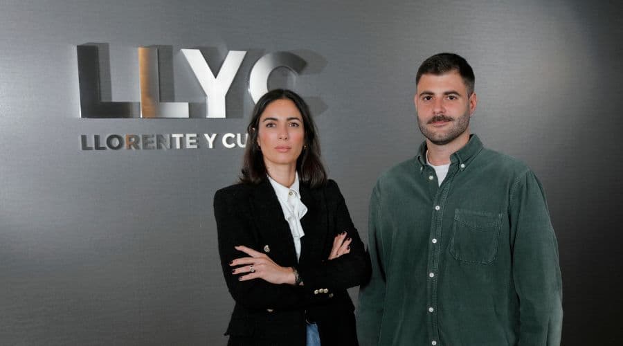 LLYC Madrid contrata a Esther Camona y a Adrián Poveda